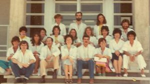 El grup de recerca a la porta de l’IBF, al campus de Bellatera, l'any 1983. A primera fila, el segon per l’esquerra, Josep Egozcue.
