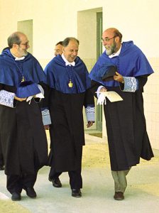 Acte d'investidura Doctor Honoris Causa a Ramon Margalef i López. Universitat d'Alacant, 18 de maig de 1999. Padrí (a la dreta de la imatge) Antoni Escarré Esteve. 