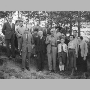 Josep Pascual on a trip with people from the laboratory: above all to the left Dr. Vericat; the son of Dr. Vericat is the boy who plays Josep Pascual behind and on top of it Dr. Castells. To the left of all his wife Montserrat de Sans, followed by his sons Àngels and Ramon.