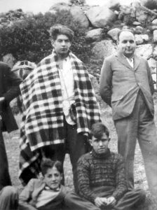 Vallmitjana in a studies excursion (center of the image) with Benito Fernández Riofrío (at his right).