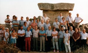 Josep Carreras i Barnés envoltat de Fisiòlegs durant unes jornades a Menorca. A la imatge, entre d’altres, el professor Círil Rozman. Menorca, setembre 1985.