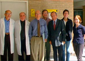 Josep Carreras i Barnés amb el professor Arthur Kronberg, Premi Nobel de Medicina, durant la seva visita a la Facultat de Medicina de la Universitat de Barcelona, c. 2000.