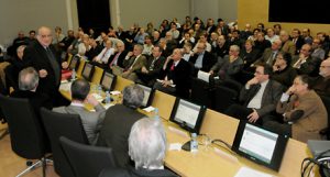Josep Carreras i Barnés davant organitzadors i assistents a l’acte d’homenatge que la Universitat de Barcelona li va organitzar. Barcelona, 14 febrer 2014. Font: UB.