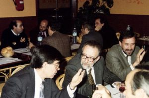 Pere Pascual assegut entre Josep Bernabeu i Enrique Fernandez.