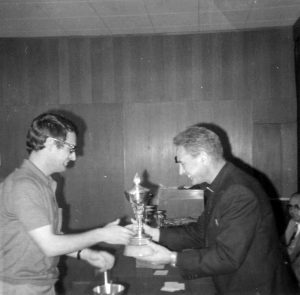 Albert Dou handing a trophy to Alberto Martinez.