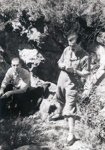 Joaquim Mateu (a la dreta) amb Francesc Español a punt d’explorar l’avenc d’Olèrdola, a l’Alt Penedès, Barcelona, l’any 1946. Foto: Joaquim Mateu.