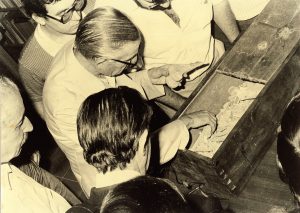 Fig. 7. El Professor Josep Pons (64 anys) durant l'acte oficial d'obertura de l'arqueta que conté les restes de Guifré el Pelós (1982).
