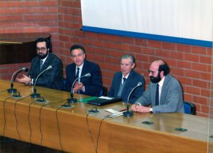 Fig. 9. Josep Pons (69 años). Homenaje en la Facultad de Biología de la Universidad de Barcelona el 23 de mayo de 1987. De derecha a izquierda: J. Gosálbez, J. Pons; A. Valls, D. Turbón.