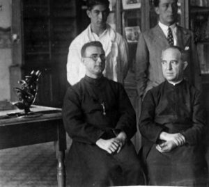 Sarriá Biological Laboratory, Barcelona, ??summer 1931. At the sides of Father Pujiula, in the center of the image, are the Jesuits Father Freitas (left) and Father Nogués (right). Standing, from left to right, Lluís Vallmitjana, who was taking a Histology course, the South American doctor Santander and the laboratory assistant or waiter at the Sarriá Biological Laboratory.