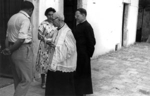 El pare Pujiula (al centre de la imatge) acompanyat del pare Puiggrós que el va succeir a l'Institut Biològic de Sarrià.