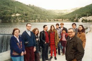 Calçotada amb familiars i companys del laboratori del Dr. Subirana. (Pantà de Foix, 1996).