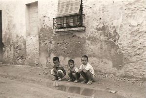 Manel Chiva (esquerra) amb dos cosins a Altafulla (1956).