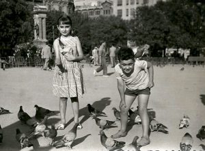 Manel Chiva amb una cosina. Barcelona (1958).