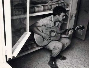 Manel Chiva durant el servei militar (1974).