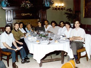 Manel Chiva en un sopar amb companys de promoció (1990).