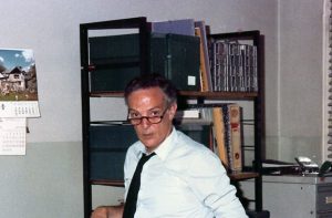 J. Planas en el despacho del pabellón en el recinto del edificio histórico en la Plaza Universidad, Barcelona, 1982.