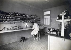 Alexandre Frias i Roig in the Laboratory of the Puericultura Institute 