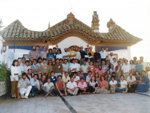 Participants al curs NATO-ASI a Sitges. El Dr. Cornudella es a la dreta de la fila de dalt amb un jersei fosc (1984).