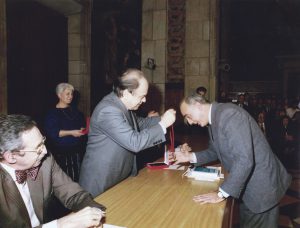 Concession of the Narcís Monturiol Medal by the President of the Generalitat of Catalunya. Councilor Josep Laporte is on the left of the image (1987).