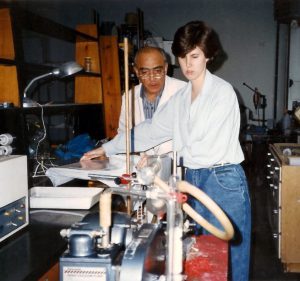 Al laboratori del DQM amb la Dra. Eva Prats, secant un gel d' acrilamida (1990).