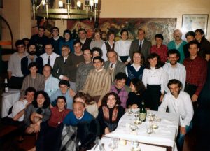 Sopar de comiat per jubilació del Sr. Botella, bidell del laboratori del Dr. Subirana. Lluís Cornudella es troba al centre de la fila inferior (1992).