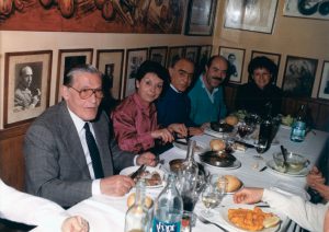 Acompanyat per la seva esposa Natalia Quintana i altres col·legues al sopar de comiat per jubilació del Sr. Botella, bidell del laboratori del Dr. Subirana (1992).