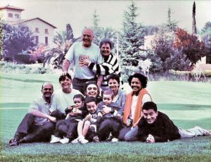 With his wife, children and grandchildren in the gardens of the “Regadiu de Can Mir” (2004).