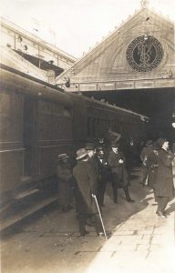 Terradas –de espaldas y con bastón, en primer plano– en la Estación de Francia, en la despedida de Einstein el 1 de marzo de 1923, cuando partió hacia Madrid. Reconocemos a Ilse von Tirpitz, Josep Puig i Cadafalch, Francesc Planell y, a la derecha, Ulrich von Hassell, cónsul alemán en Barcelona. Fuente: Colección de la familia Terradas.