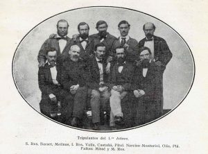 Fotografía del equipo que construyó el prototipo. Aparece en la publicación: ESTRANY, Jerónimo. Narciso Monturiol y la Navegación Submarina. Juicios críticos, Barcelona, Gustavo Gili, 1915.