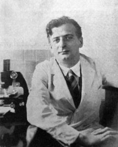 A photograph of Duran Reynals in La Medicina Catalana, on January 15, 1936, when he was awarded an award for a cancer report.