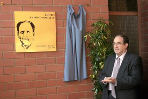 L'Excm. i Mgfc. Sr. rector de la Universitat de Barcelona Joan Tugores en el moment del 
bateig de l'edifici principal de la facultat de Biologia amb el nom de Ramon Margalef (2005).