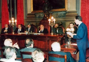 Presidency table of the RACAB in the opening ceremony of the first restoration and lighting of the façade. From left to right: J. Bassegoda Nonell, M. Ballester, P. Maragall, R. Parés, J. Castells., R. Pascual., Lecturer: J.M. Codina (standing).