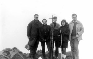 Josep Teixidor en la cima de Les Agudes, en el Montseny, en 1969, con un grupo de alumnos (Foto de Manuel Castellet)
