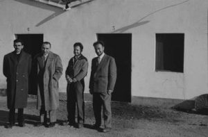 A la izquierda el Dr. Carles Bas (probablemente a mitad de la década de 1950).
