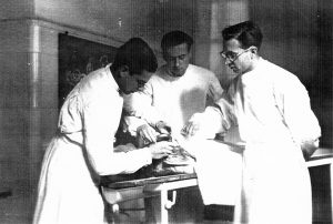 Ribas i Mujal, a la dreta amb ulleres, a la taula de disseccions de la Facultat de Medicina de la Universitat de Barcelona, 1944.
